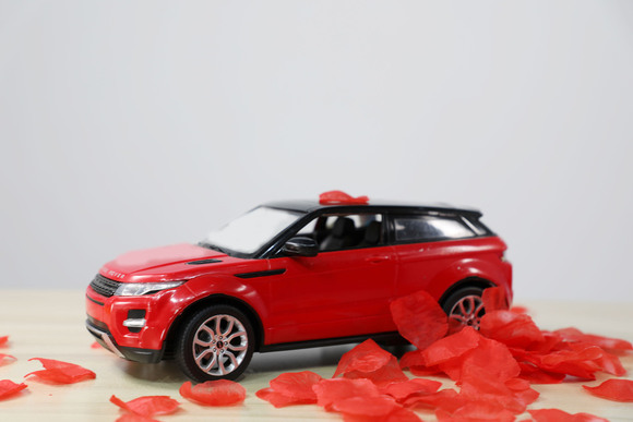 离婚车子在女方名下怎么分配