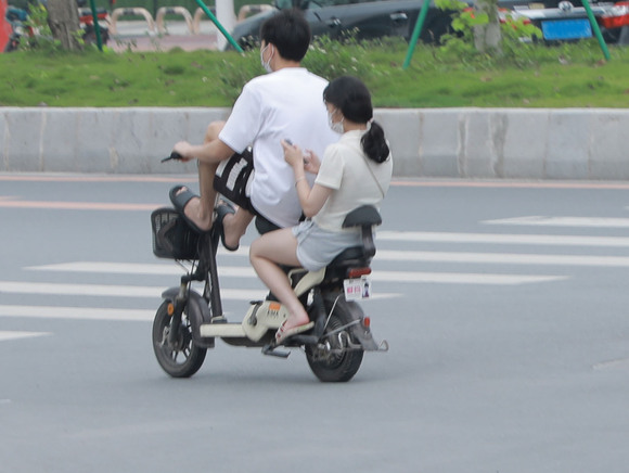 两孩子骑电车出事，乘坐者有责任吗