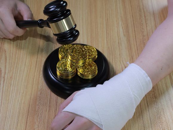 两孩子玩时一方骨折，怎么样赔偿