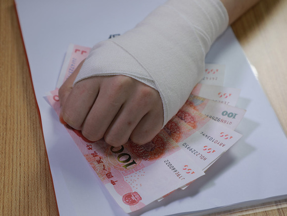 工伤9级赔偿拖延怎么办