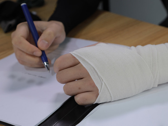 小手指被砸断工地应赔偿多少钱