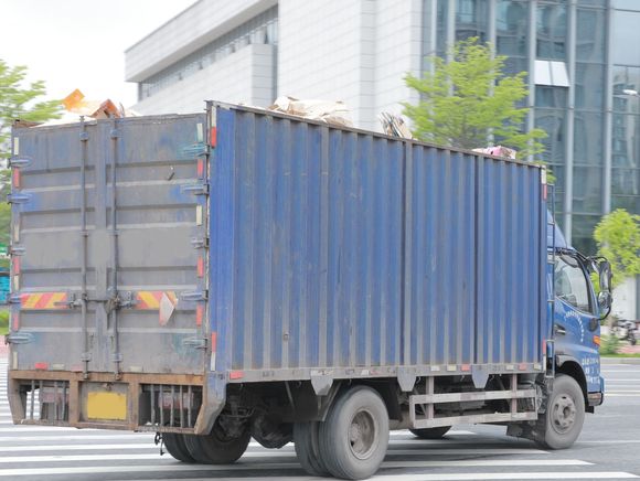 货车右转有电动车怎么处置