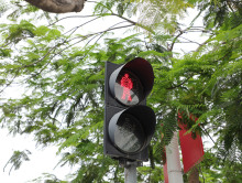 红灯亮了出停止线站住算闯红灯吗