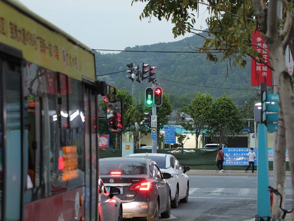 在哪里查闯红灯记录