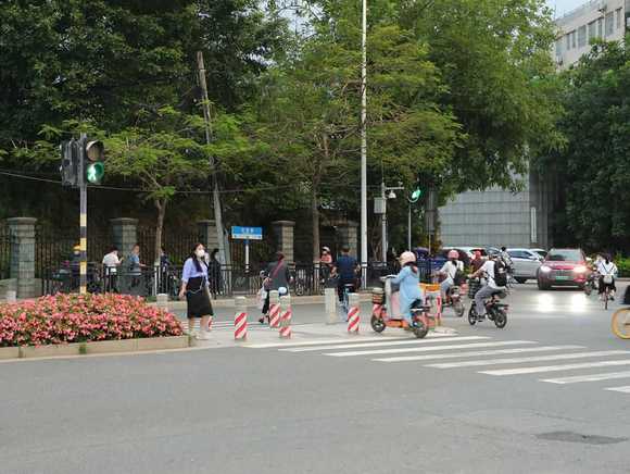 右转弯不让行人扣几分