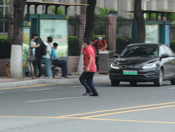 行人不走人行道违法吗