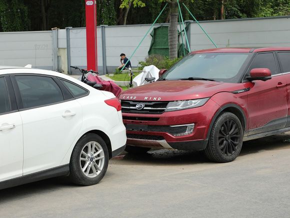 无反光标置护栏导致撞车，责任谁负