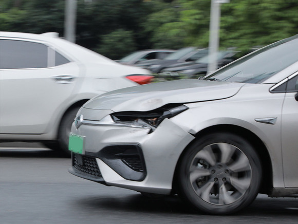 全责撞网约车误工费谁赔