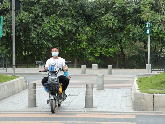 转弯未鸣笛电瓶车在盲区摔谁负责