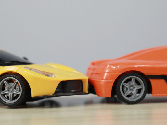 下坡时前车刹车追尾，责任在谁