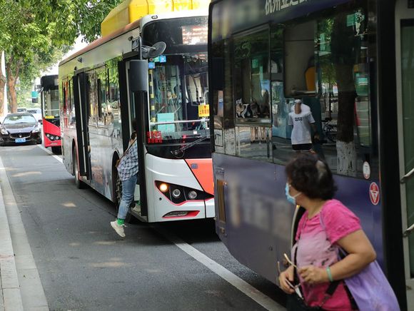 私家车撞公交车，误工费用谁负责
