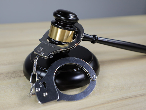 刑事案件中可以委托哪些人担任辩护人