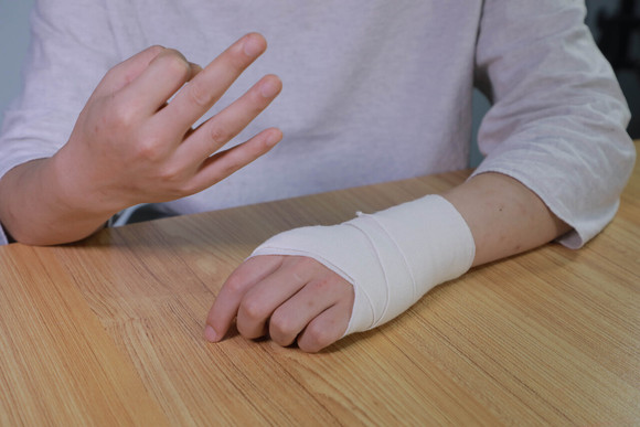 给私人干活摔骨折了怎么赔偿