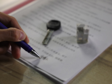 不知情下中介与厂方签的合同有效吗