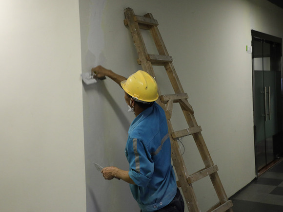 劳务分包的工人出工伤谁负责