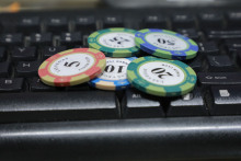 网络上赌博导致银行卡被警方冻结如何办