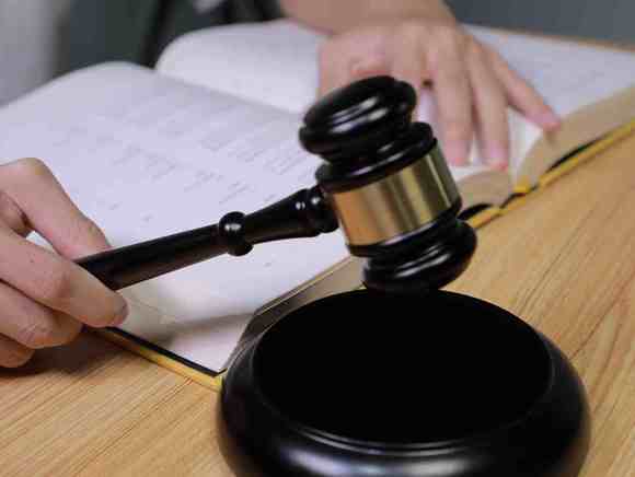 被人起诉不去法院会怎么样