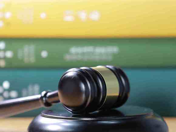 因避行人急刹车被追尾，谁担责