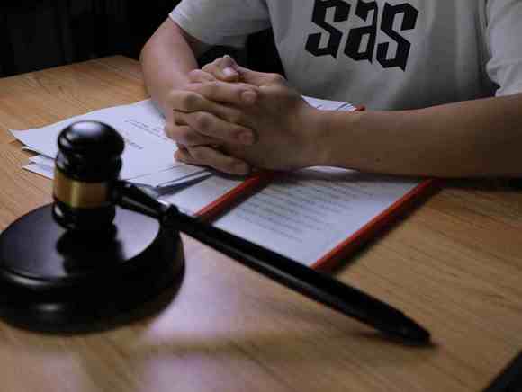 路边停车未入位被追尾，责任谁担