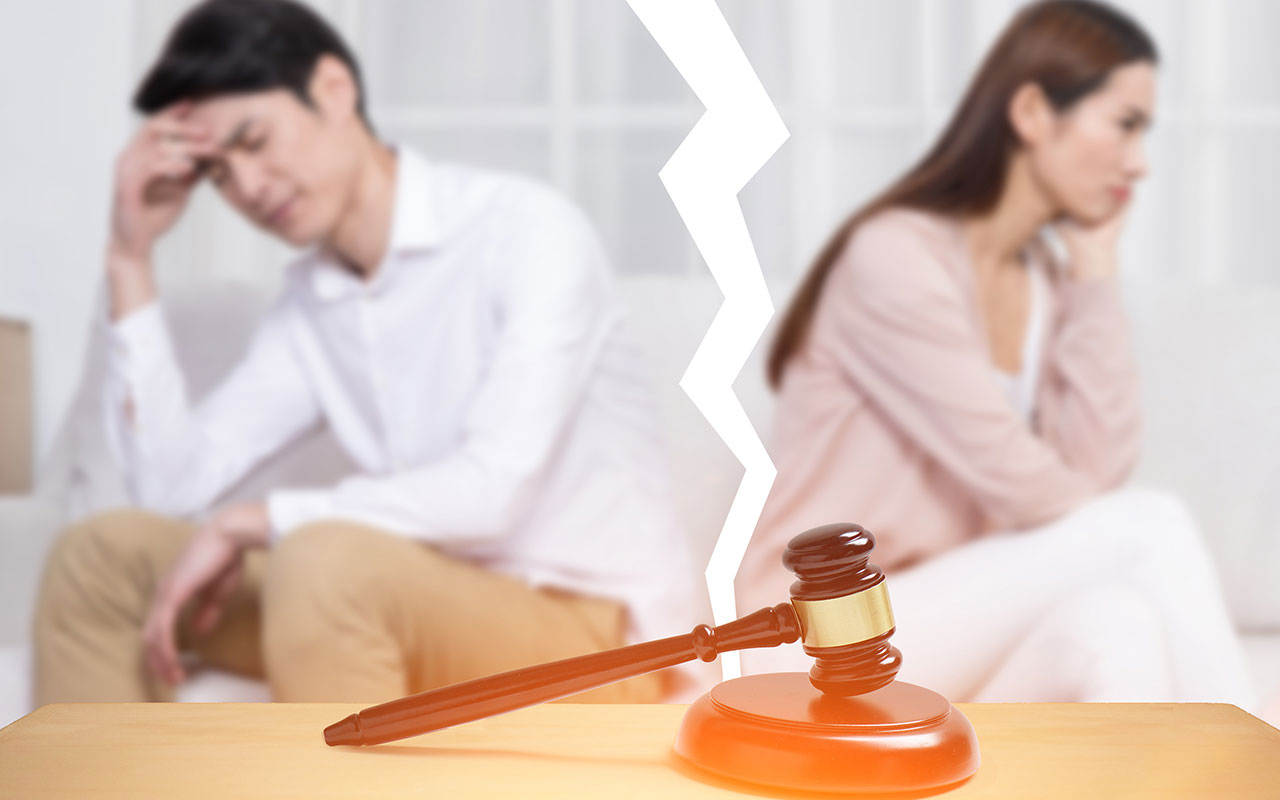 夫妻离婚房产证减名字