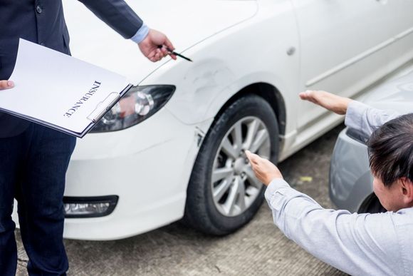 想起诉交通事故，但司机不提供保险单怎么办