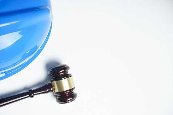 企业单位违反劳动法劳动者应该向谁举报