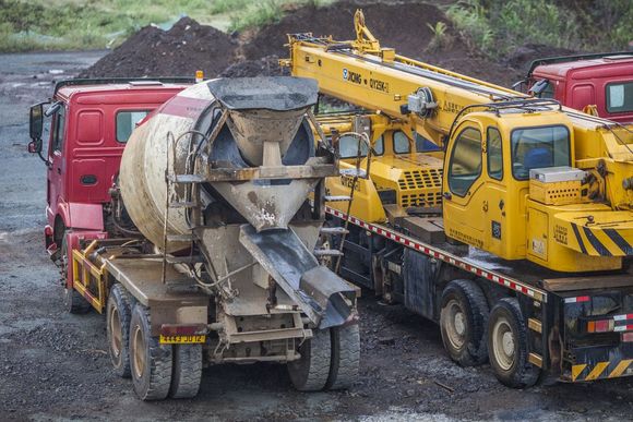 水泥泵车占道施工导致事故怎么办