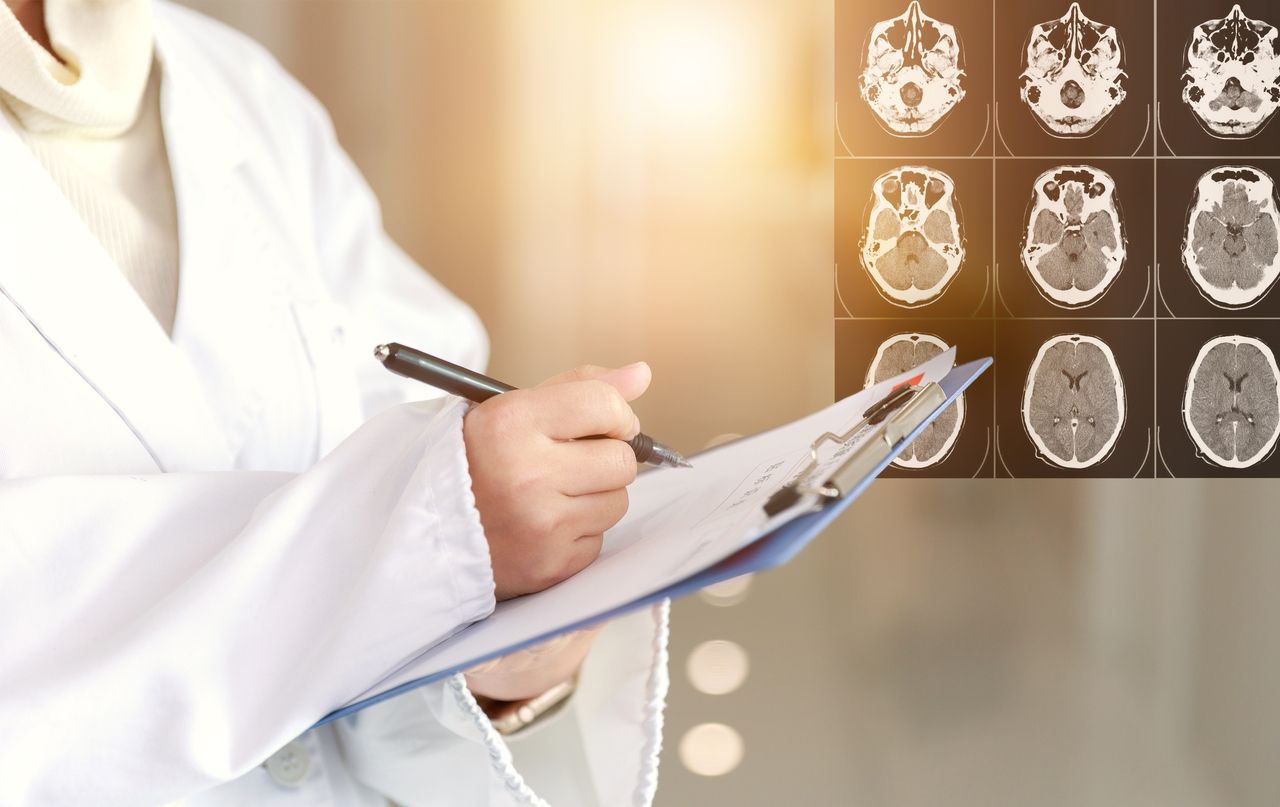 老人住院摔倒颅内出血医院是否负责