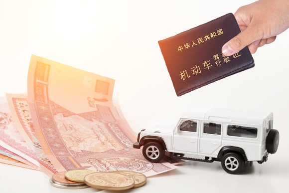 驾校练车时不小心撞车哪个赔偿