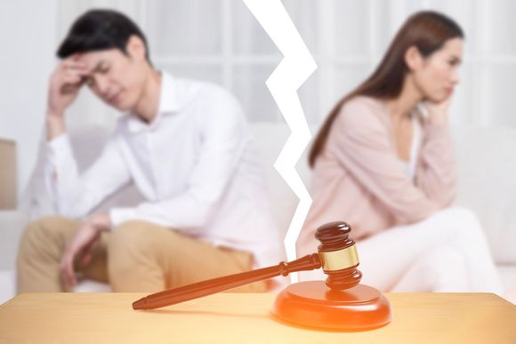 离婚起诉如何公告家属