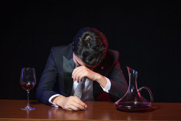 陪客人喝酒唱歌算违不违法