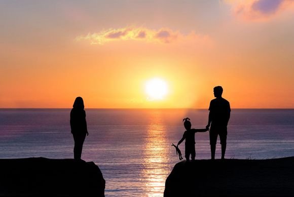 夫妻一方出轨生了孩子会承担什么法律责任