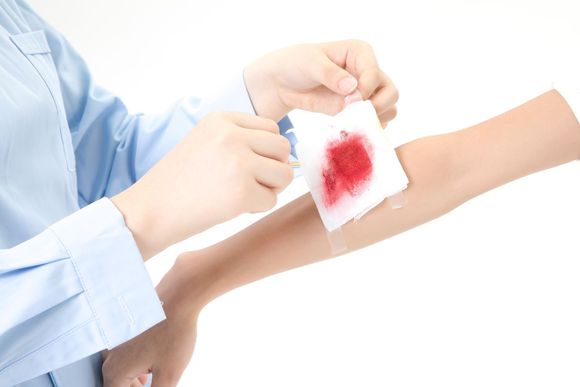 帮助别人受伤谁承担责任