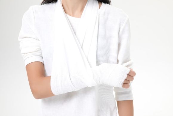 孩子在校骨折学校应该赔偿多少钱