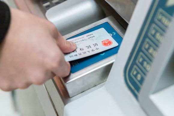 户口所在地变更后身份证号用变吗