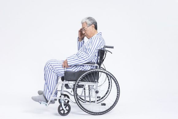 老人被电瓶车撞他们不付医药费如何解决
