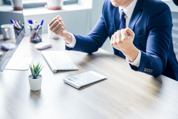 怎么当上银行人员 1659124161519_501152014_580wh460.jpg