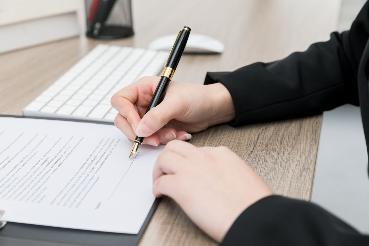 公司不让看合同内容就签字合法吗