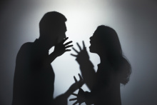 夫妻之间争吵属于家庭暴力吗