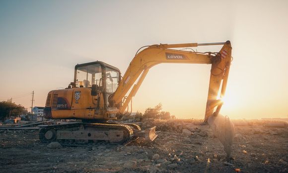 挖掘机意外伤人归谁管