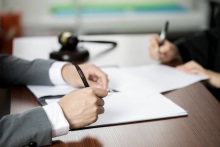公司与个人签订合同承担违约责任的条件是什么