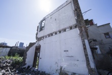 当遇到违建房屋被强行拆除时应该怎么办