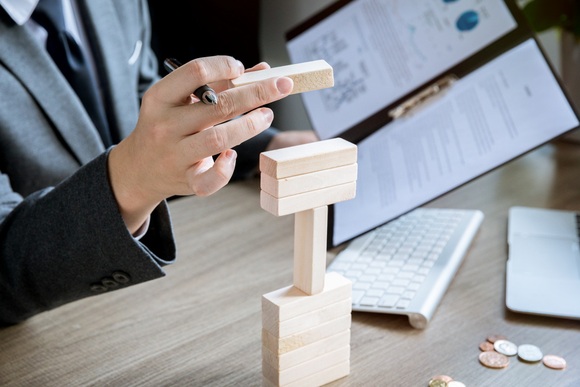 违法建筑买卖合同的效力由什么规定